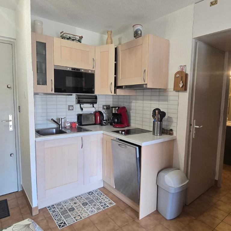 Bright apartment with balcony and swimming pool - Apartamento - 5