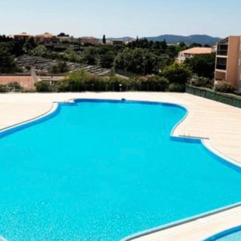 Bright apartment with balcony and swimming pool - Apartamento - 10