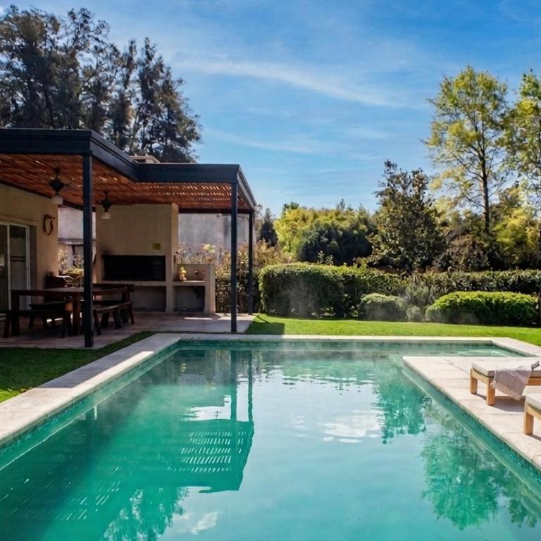 Casa privada con pileta climatizada, gran parque y parrilla en Pilar - Casa - 54