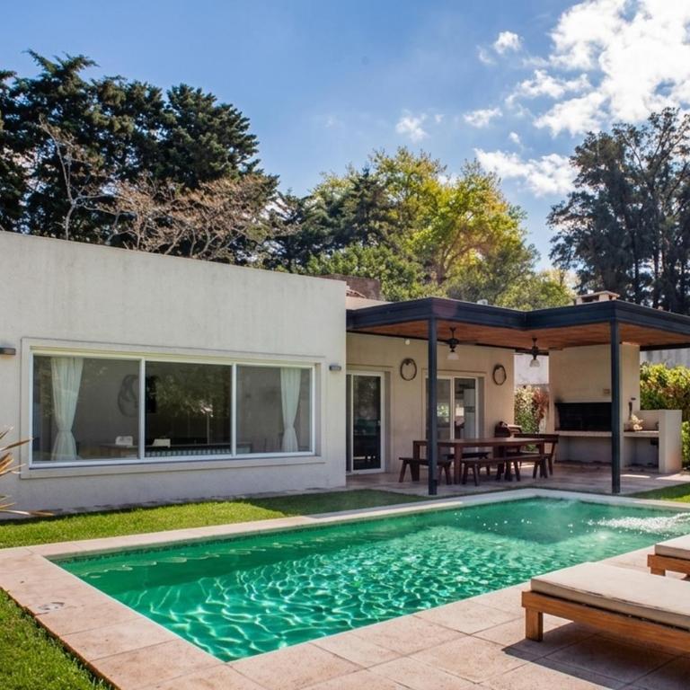 Casa privada con pileta climatizada, gran parque y parrilla en Pilar - Casa - 57