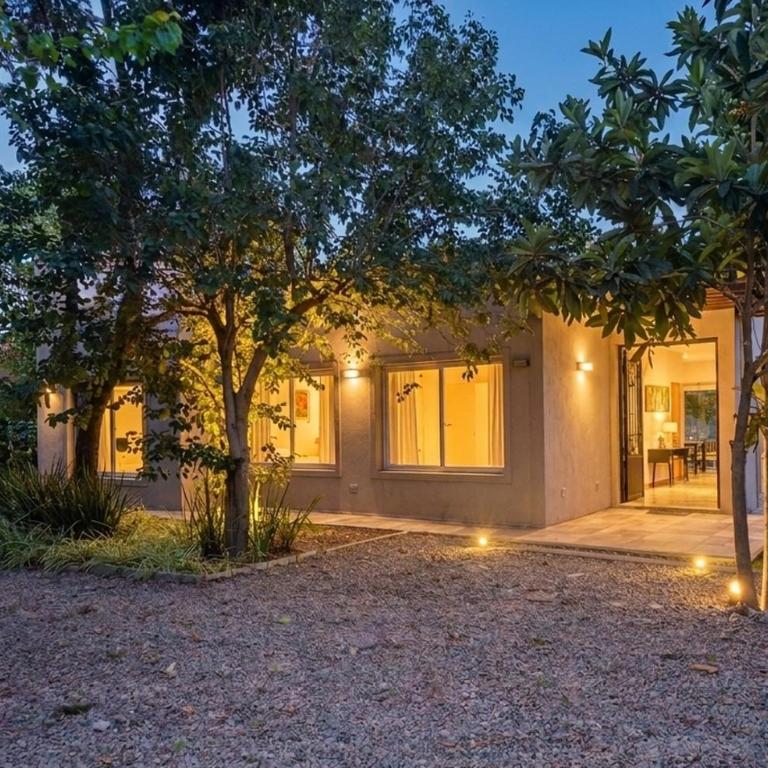 Casa privada con pileta climatizada, gran parque y parrilla en Pilar - Casa - 58