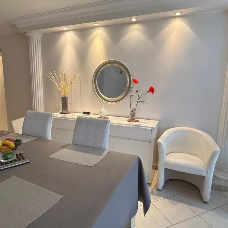 Apartment with terrace 100m from the beach - Apartment - 3