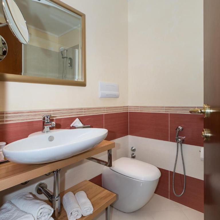 Hotel Villa Capri - Camera Matrimoniale/Doppia con Letti Singoli con Vista Lago. - 3
