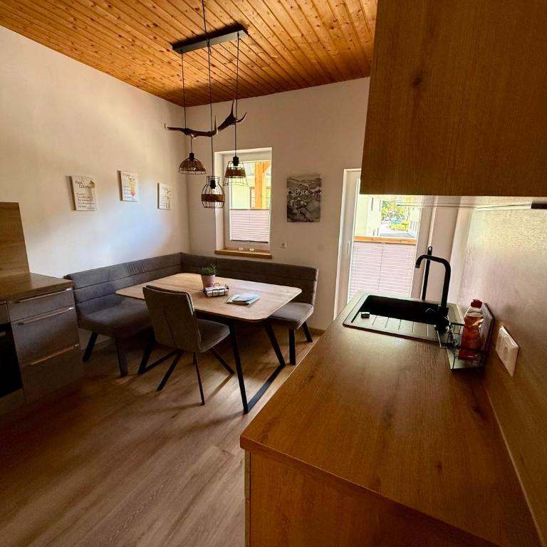 Schmölzer Appartements am Millstätter See Kärnten Card im Sommer inklusive - Apartamento de 2 dormitorios con balcón y terraza - 4