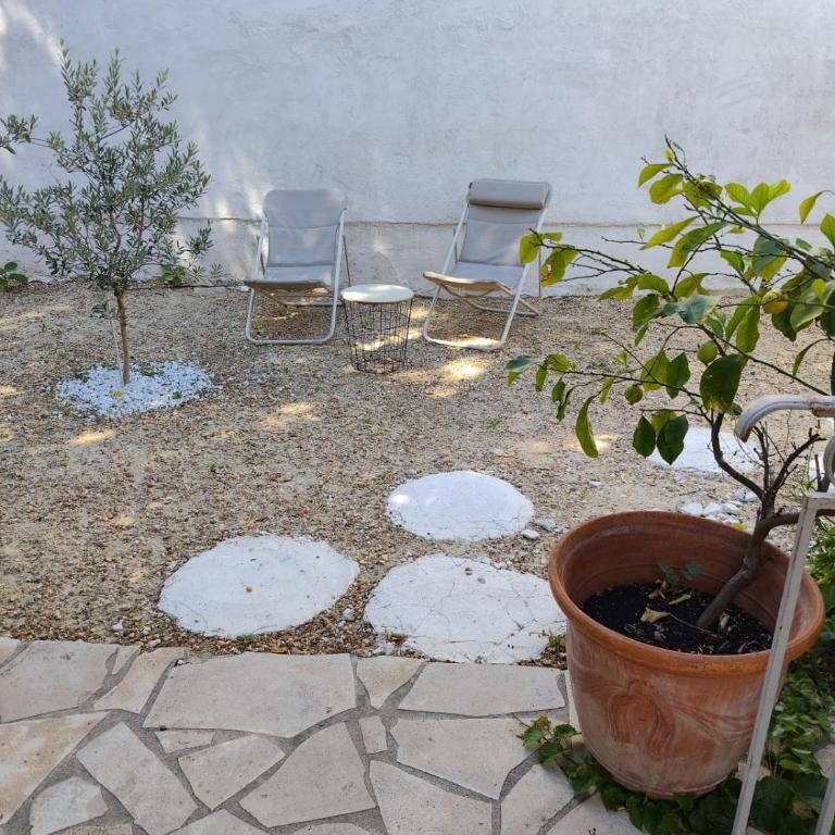 Charmante maison 2 chambres proche du centre jardin - Maison 2 Chambres - 11