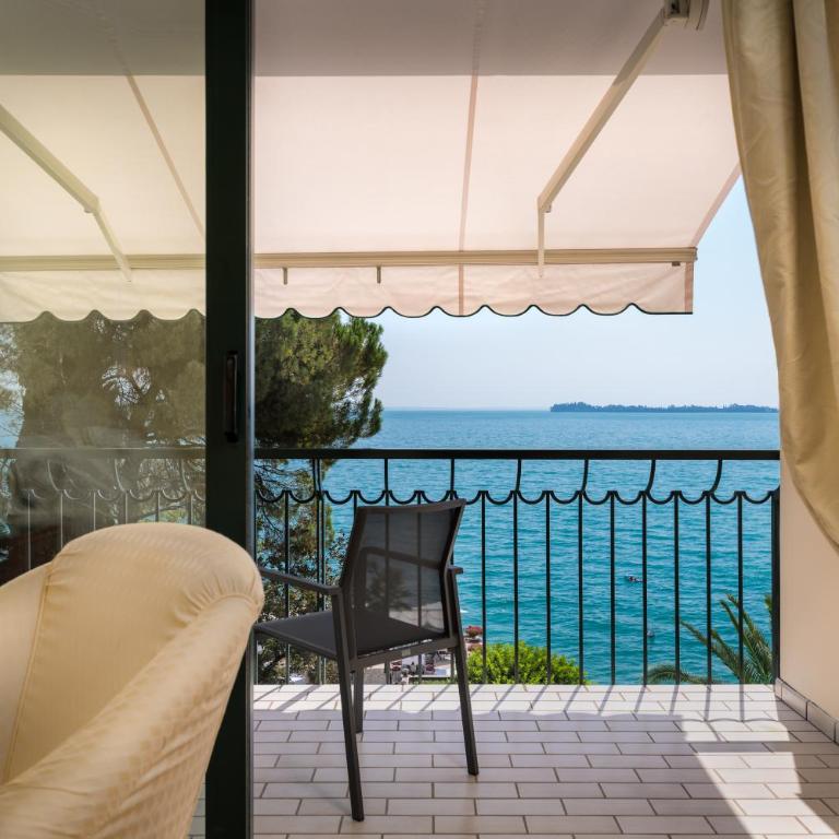Hotel Villa Capri - Camera Deluxe Matrimoniale/Doppia con Letti Singoli con Vista Lago - 1