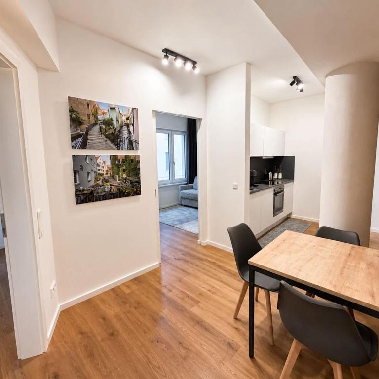 GoldenKey-Suites - Luxury Suite 'Fuggerei' - At Rathausplatz in the Heart of Augsburg - New in 2026 - Air-Conditioned - Appartamento - 1