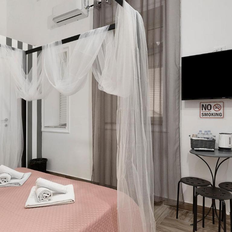 Myla's Rooms - Dreibettzimmer mit Dusche - 3