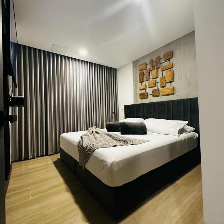 Riomaggiore City Tower - One-Bedroom Apartment with Balcony and City View - 9
