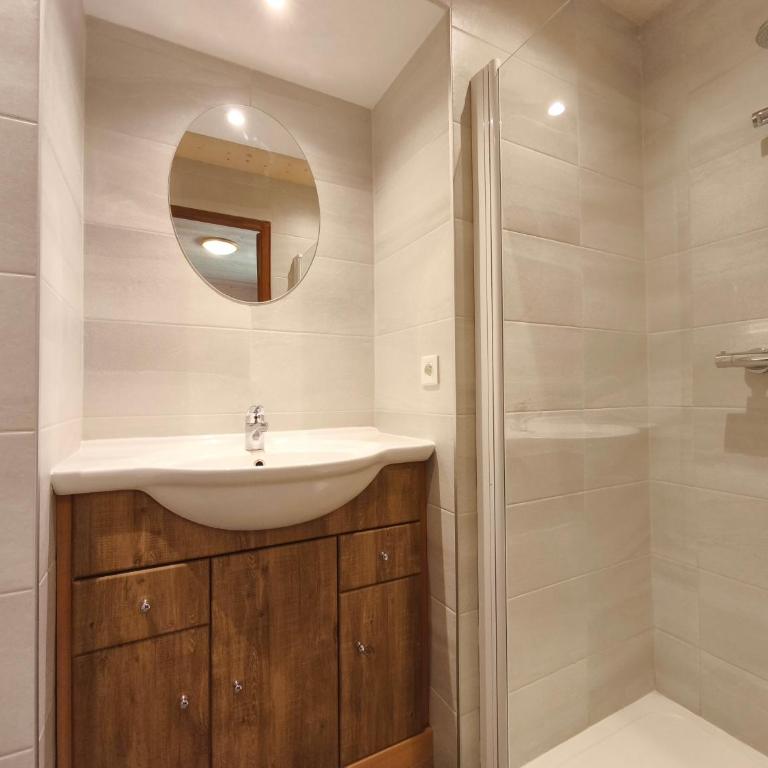 Gîte montagne 1 à 25 places "Chalet Coste Belle" - Chambre Triple avec Salle de Bains Privative - 5