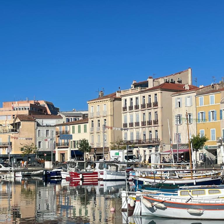 Studio rénové - 50m Vieux port - Parking inclus - One-Bedroom Apartment - 4