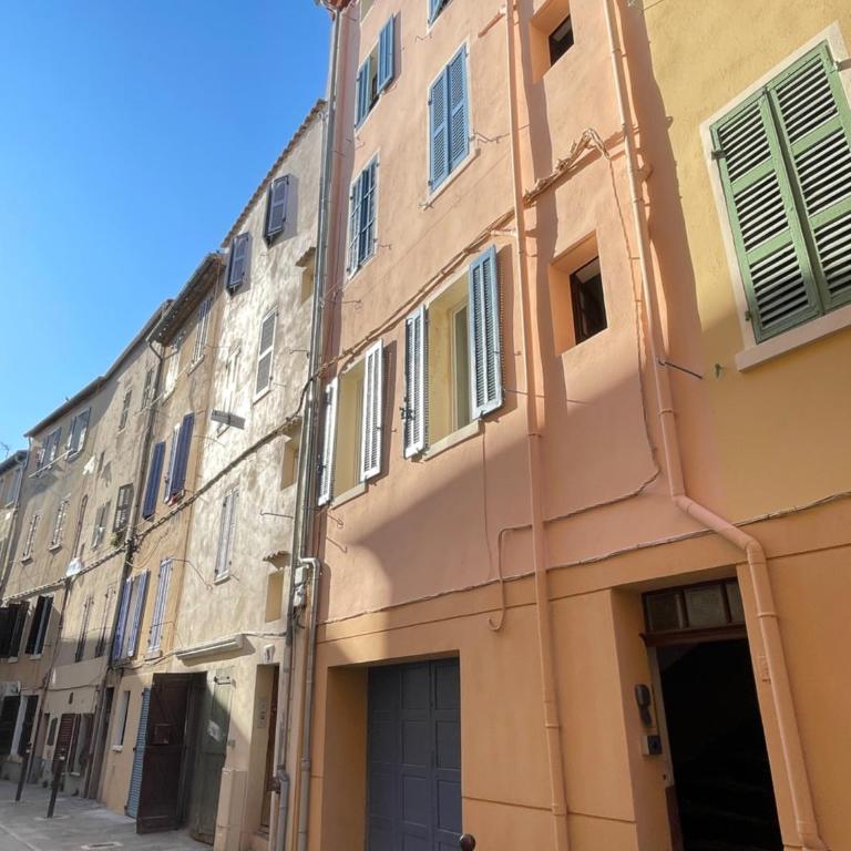 Studio rénové - 50m Vieux port - Parking inclus - One-Bedroom Apartment - 2