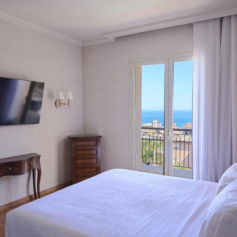 Quiete Taormina Naxos, Tapestry Collection By Hilton - Naxos Deluxe King Room with Terrace - 3