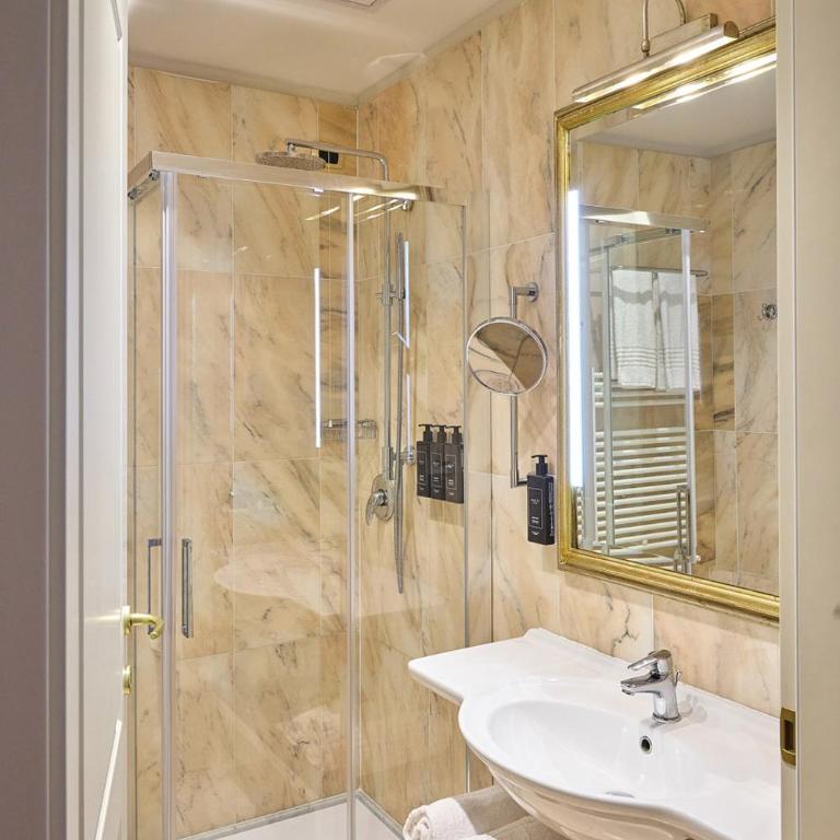 Quiete Taormina Naxos, Tapestry Collection By Hilton - Naxos Deluxe King Room with Terrace - 4