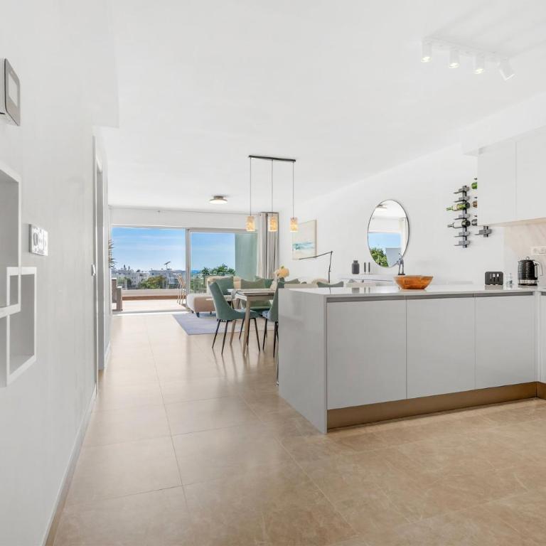 Peaceful Estepona Escape with Terrace Pool - Appartamento - 15