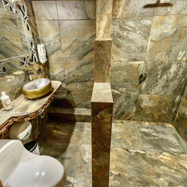 The Butterfly Mansion - Superior King Suite - 4