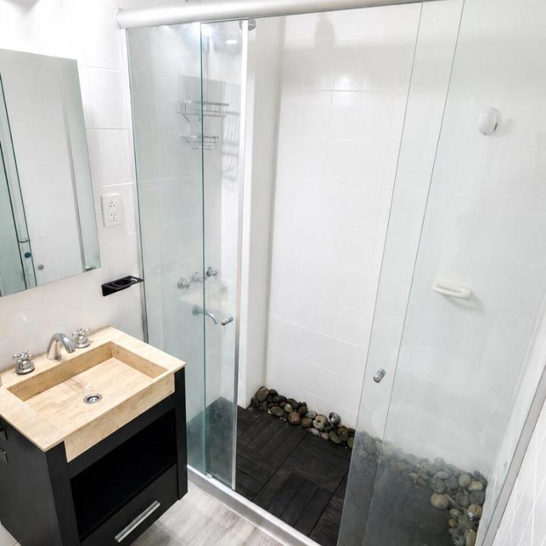 Alojamiento céntrico con WiFi y escritorio de trabajo - One-Bedroom Apartment - 8