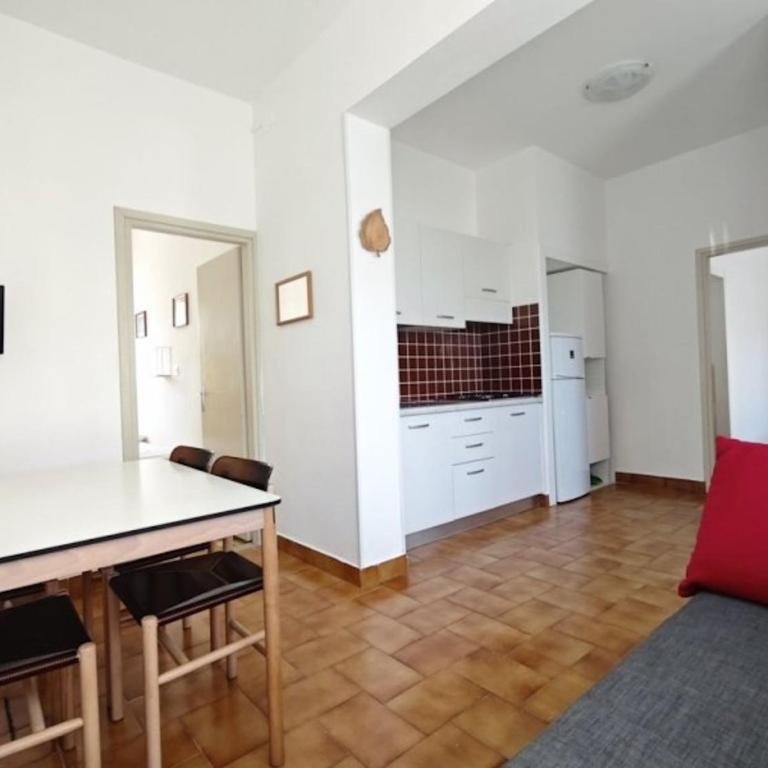 Two-bedroom flat a few steps from the beach - Apartment - 2