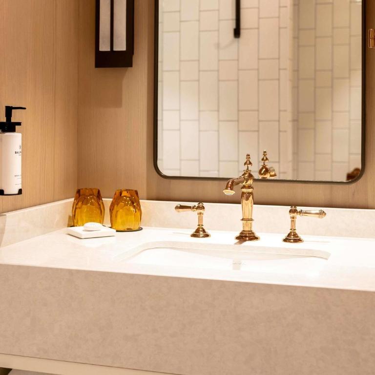 Sofitel Le Scribe Paris Opera - Suite Junior avec Lit King-Size ou Queen-Size, Canapé-Lit et Coin Salon - Vue sur Rue - 1