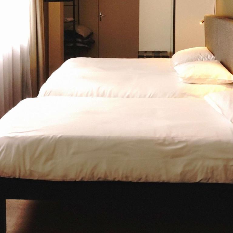 ibis Lille Centre Grand Place - Chambre Standard avec 1 Lit Double et 1 Lit Simple - 3