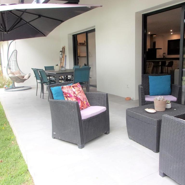 Maison contemporaine spacieuse avec jardin - Maison de Vacances - 17
