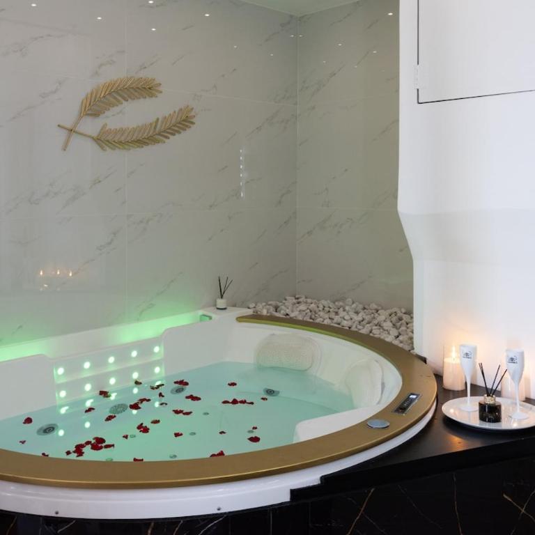 La Suite Palme d'Or Jacuzzi - Appartement 1 Chambre - 2