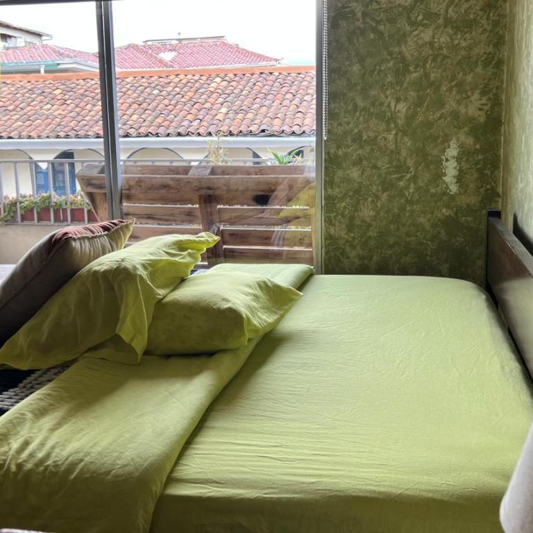 Casa Perla Cuencana Hostal - Standard Single Room with Shared Bathroom - 4
