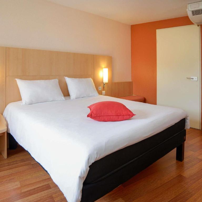 ibis Toulouse Centre - Standard Room with One Double Bed and One Single Bed - Mobility Access - 2