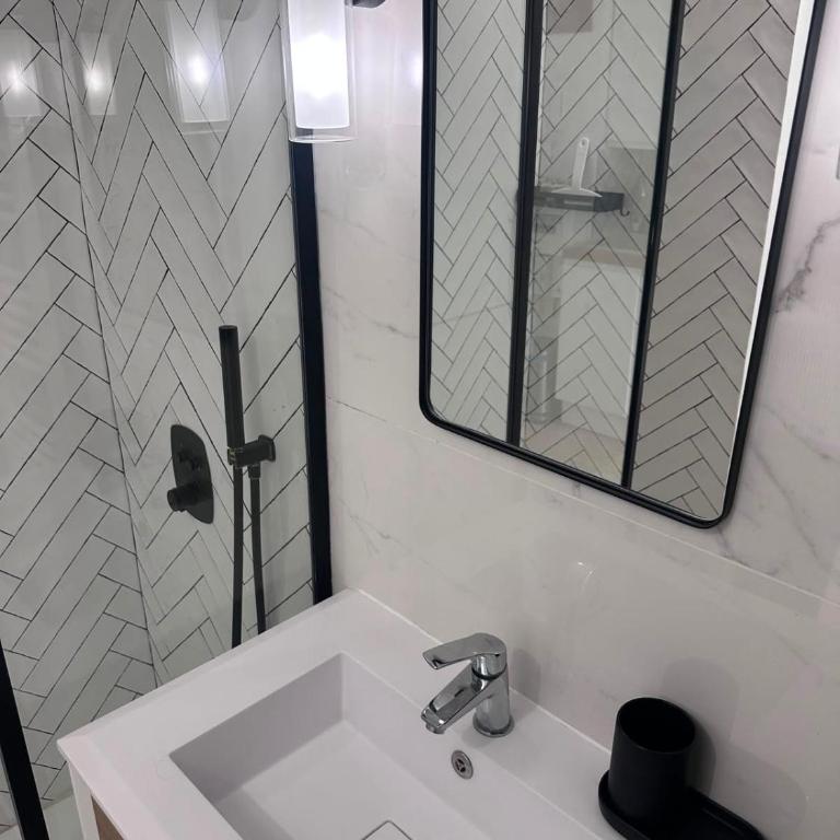 Studio with Private Terrace Heart of Nice Zone Pietonne 2 min Beach Premium - Appartement 1 Chambre - 7