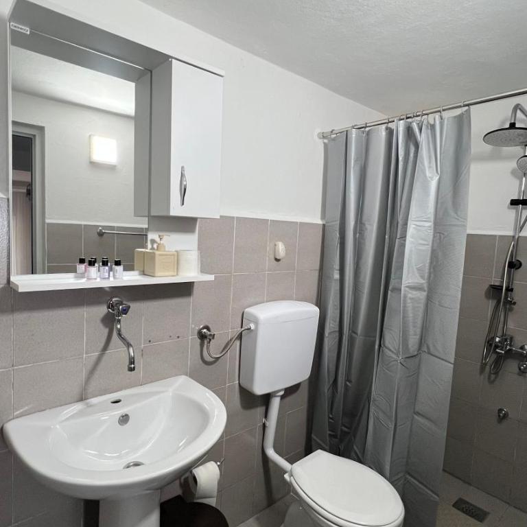 Golden Sun Apartment - Doppelzimmer mit Balkon und Meerblick - 2