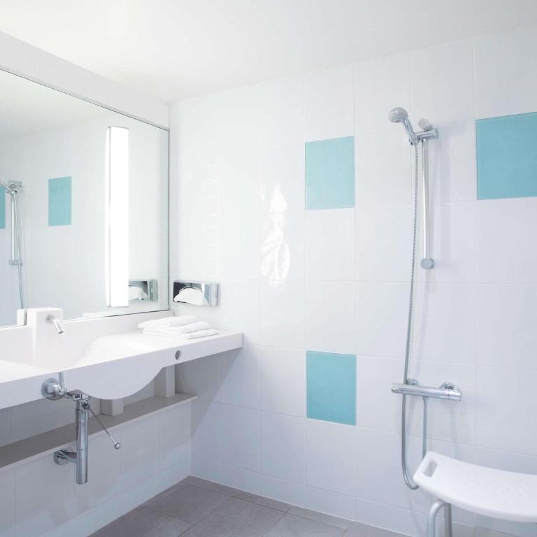 Novotel Paris Centre Gare Montparnasse - Chambre Double Accessible aux Personnes à Mobilité Réduite - 2