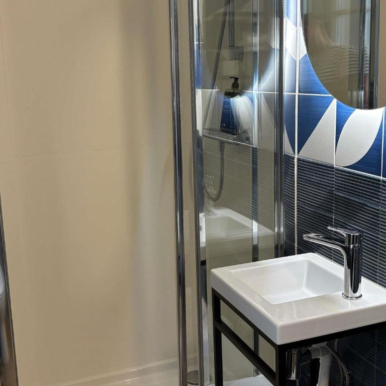 ibis Styles Saint Malo Centre Historique - Deluxe Suite with One Double Bed and Sofa - 5