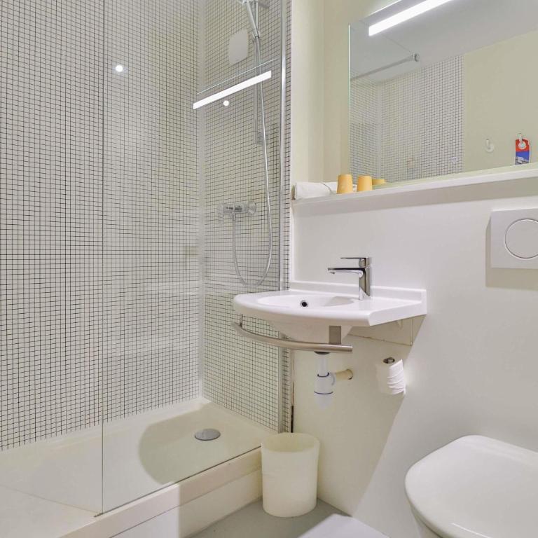 Hotel ibis budget Aix Les Bains - Grésy - Chambre Familiale avec Lit Double et Canapé-Lit - 6