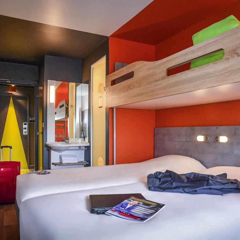ibis budget Amboise - Chambre Triple avec 2 Lits Simples et 1 Lit d'Appoint - 1