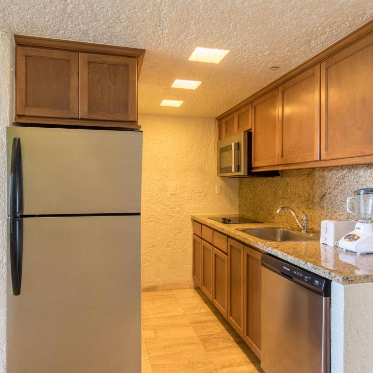 Club Regina Cancun - Classic Studio with King Bed, Balcony and Garden View - 2