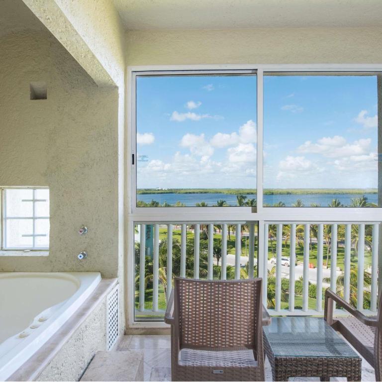 Club Regina Cancun - One-Bedroom King Suite with Jacuzzi, Balcony and Lagoon View - 2