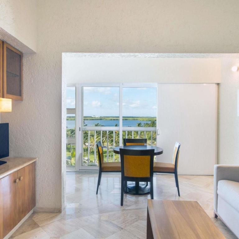 Club Regina Cancun - One-Bedroom King Suite with Jacuzzi, Balcony and Garden View - 3