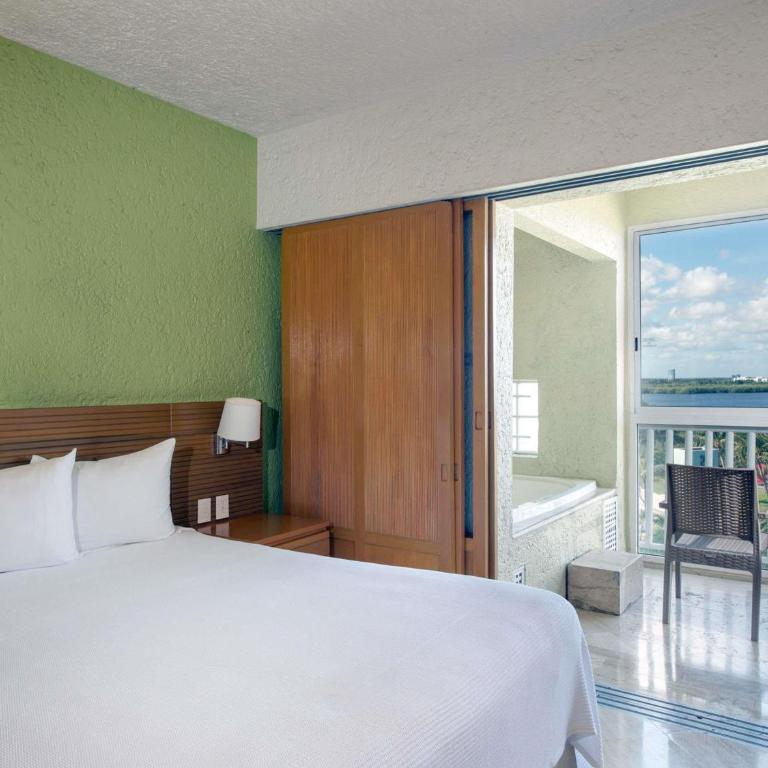 Club Regina Cancun - One-Bedroom King Suite with Jacuzzi, Balcony and Lagoon View - 4