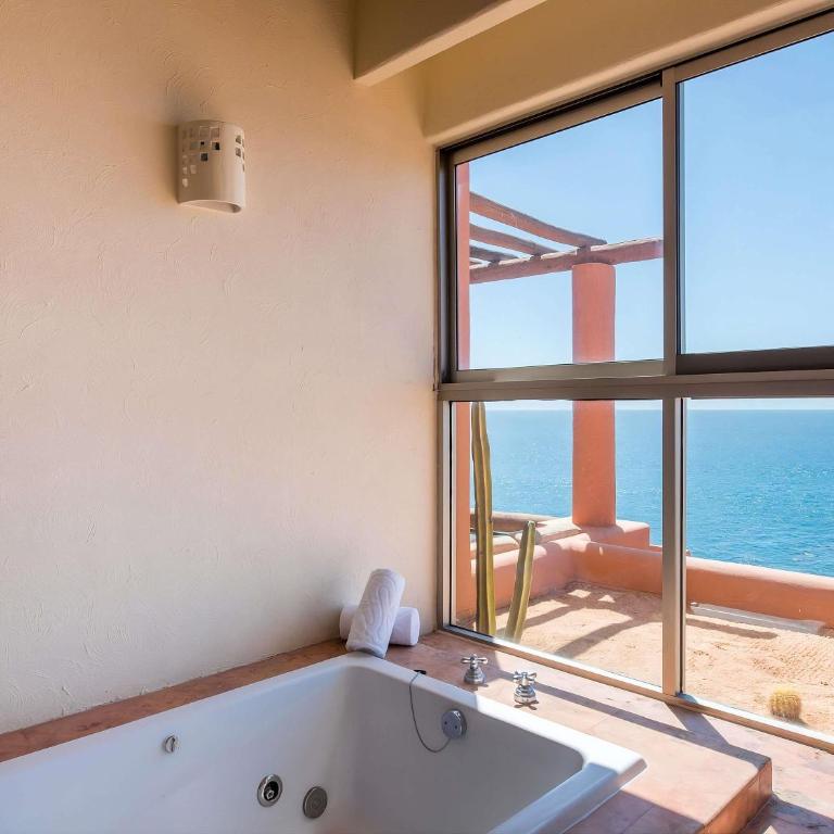 Club Regina Los Cabos - Studio with King Bed, Jacuzzi and Partial Ocean View - 2