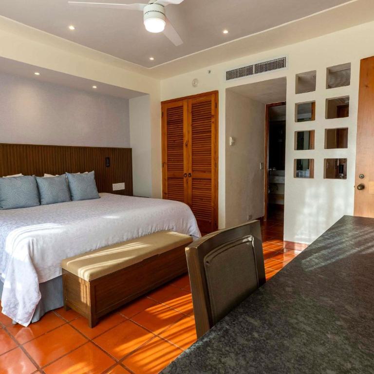 Club Regina Puerto Vallarta - One-Bedroom King Suite with Jacuzzi, Terrace and Partial Ocean View - 1