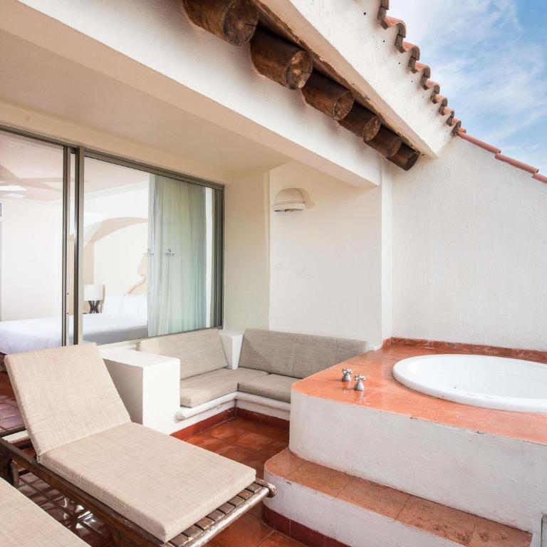 Club Regina Puerto Vallarta - One-Bedroom Penthouse King Suite with Jacuzzi and Harbor View - 2