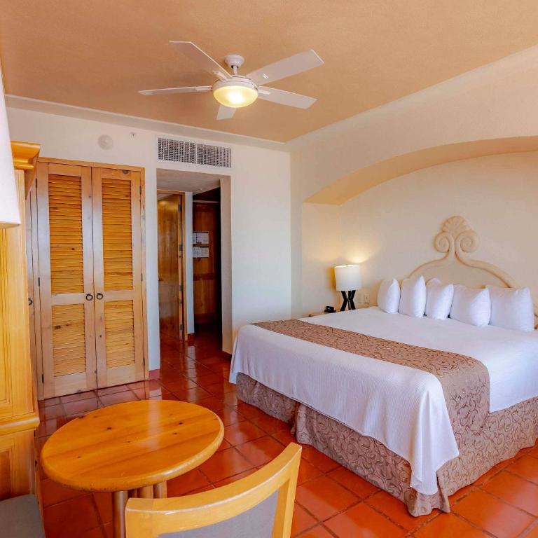 Club Regina Puerto Vallarta - One-Bedroom Penthouse King Suite with Jacuzzi and Harbor View - 1