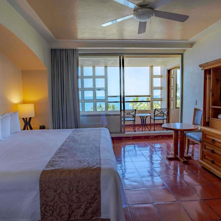 Club Regina Puerto Vallarta - One-Bedroom King Suite with Jacuzzi, Terrace and Partial Ocean View - 9