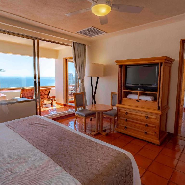 Club Regina Puerto Vallarta - One-Bedroom Penthouse King Suite with Jacuzzi and Ocean View - 9