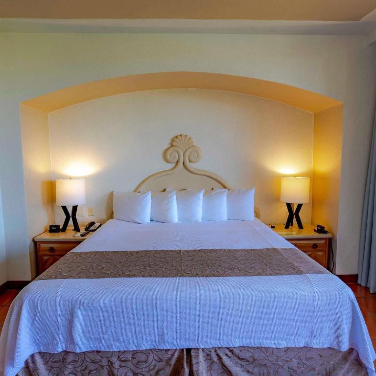 Club Regina Puerto Vallarta - One-Bedroom King Suite with Jacuzzi, Terrace and Partial Ocean View - 10
