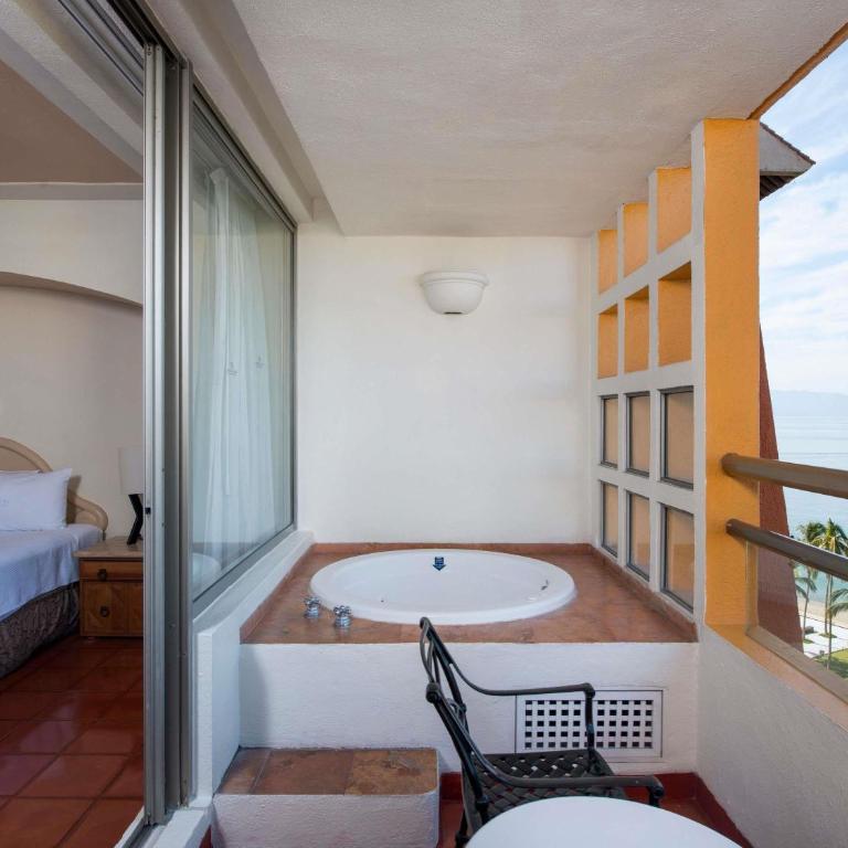 Club Regina Puerto Vallarta - Accessible One-Bedroom King Suite with Jacuzzi, Terrace and Ocean View - Mobility Access - 6