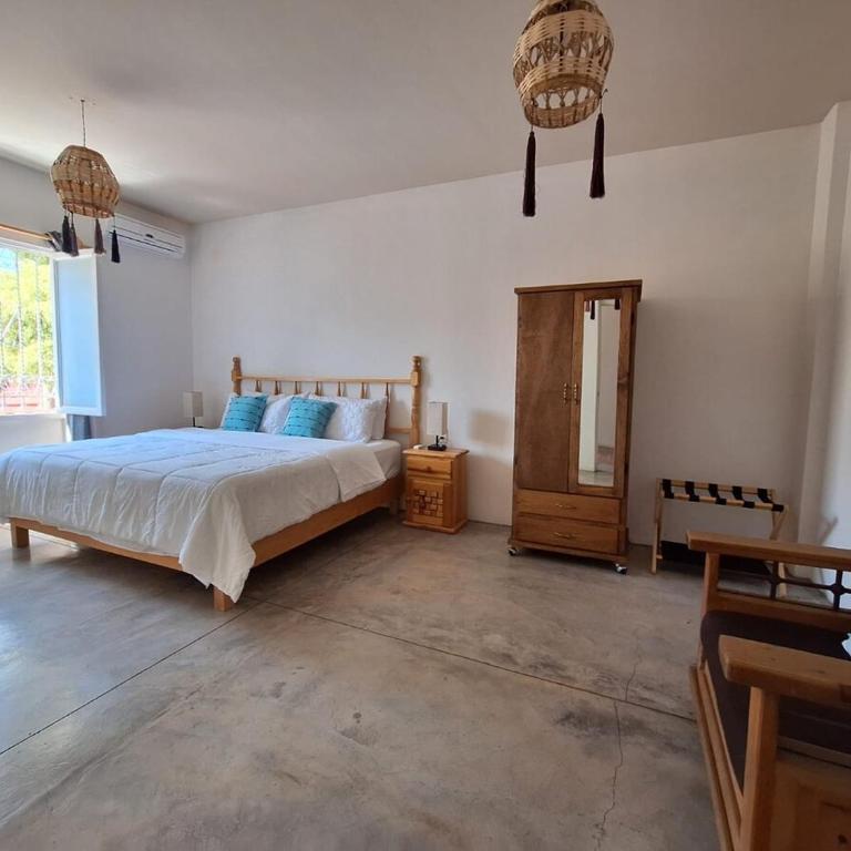 comfortable, spacious, central with a pool and terrace - Three-Bedroom Apartment - 75