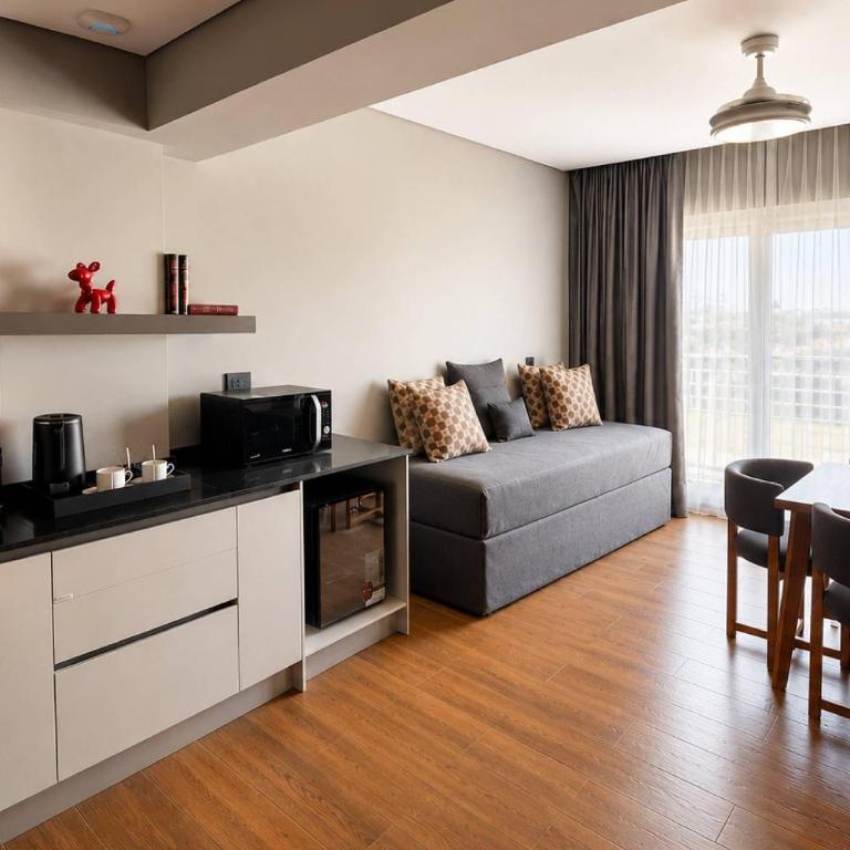 Radisson Red Funes - Premium King Suite Nonsmoking - 1