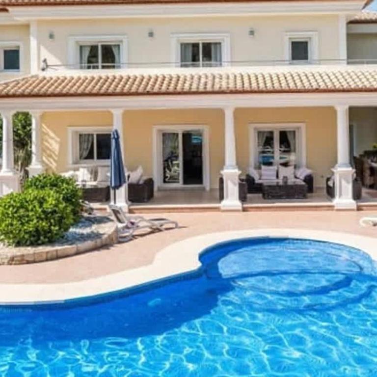 Villa sits on an immaculate south-facing - Villa - 1