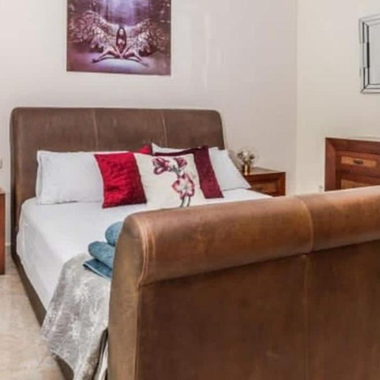 Villa sits on an immaculate south-facing - Villa - 12